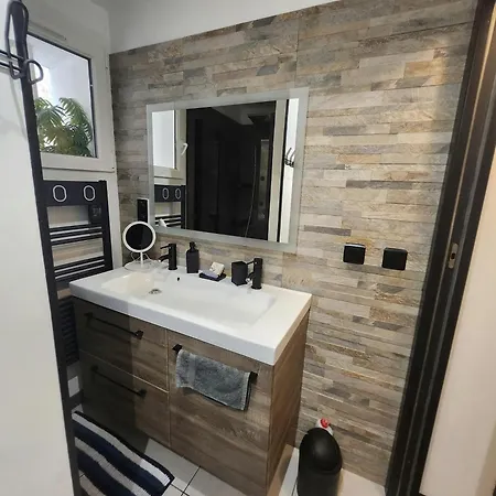 Le Céleste au Cœur du village avec toit terrasse *